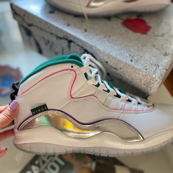 Air Jordans 10 Retro Wings - Picture 4 of 6